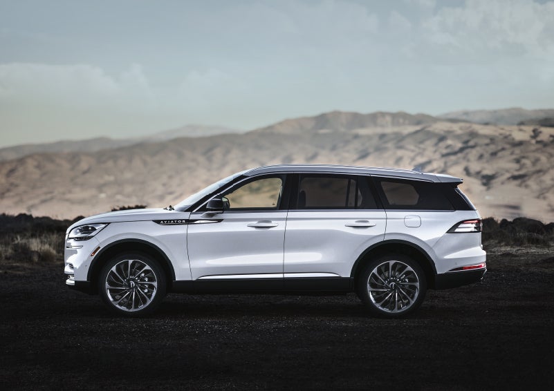 A Lincoln Aviator® SUV is parked on a scenic mountain overlook | Preston Lincoln in Hurlock MD