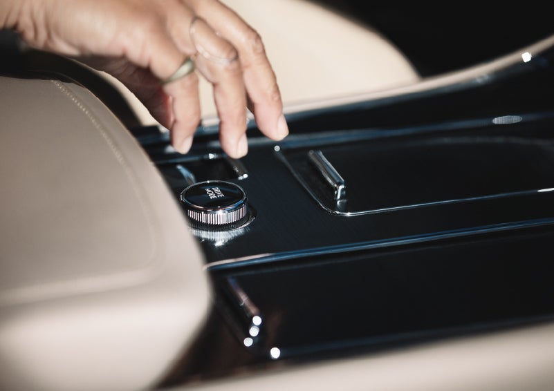 A hand reaching for the Lincoln Drive Modes knob of a 2024 Lincoln Aviator® SUV | Preston Lincoln in Hurlock MD