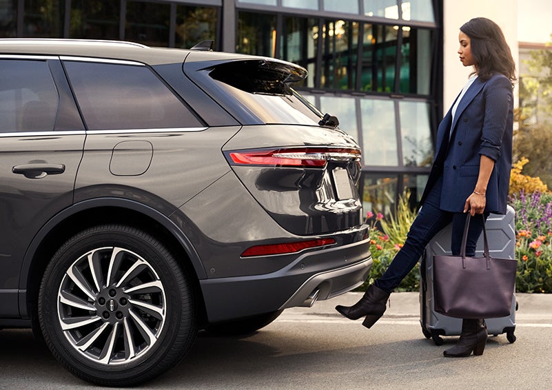 A woman with her hands full uses her foot to activate the available hands-free liftgate. | Preston Lincoln in Hurlock MD