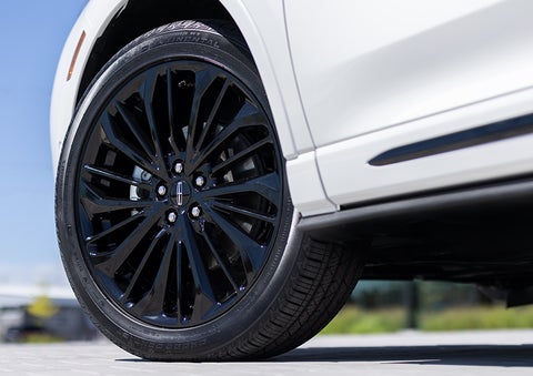 The stylish blacked-out 20-inch wheels from the available Jet Appearance Package are shown. | Preston Lincoln in Hurlock MD